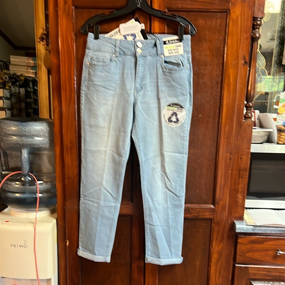 Women’s size 6 high waisted recycle double buckle Mom jeans brand is D.jeans